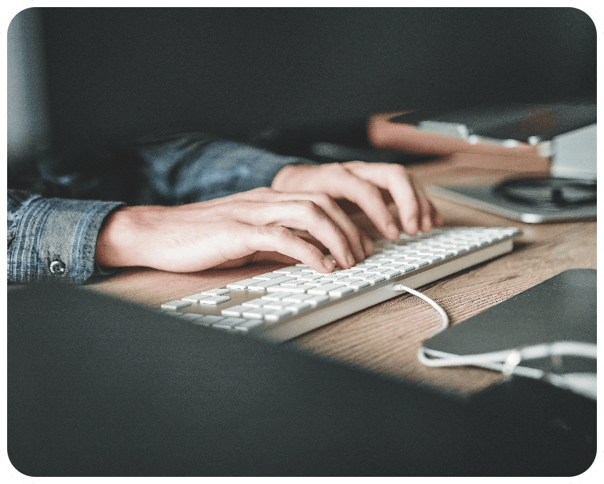 Personne en train de pianoter sur un clavier