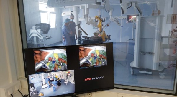 Transmission et enregistrement de la vidéo d'un robot chirurgien